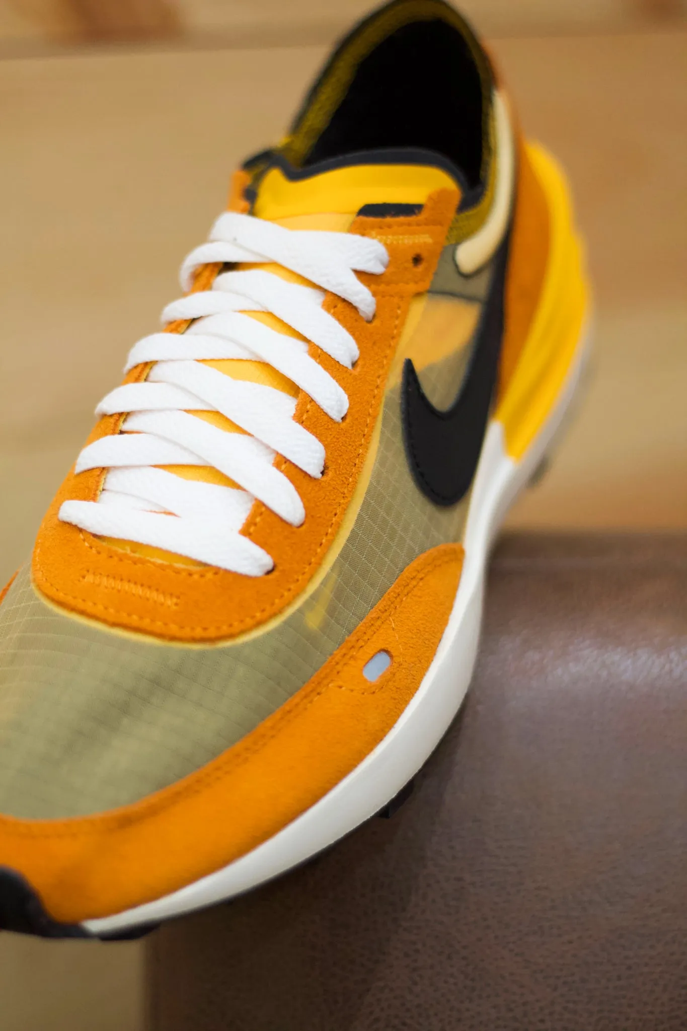 NIKE WAFFLE ONE SE "UNIVERSITY GOLD/BLK"