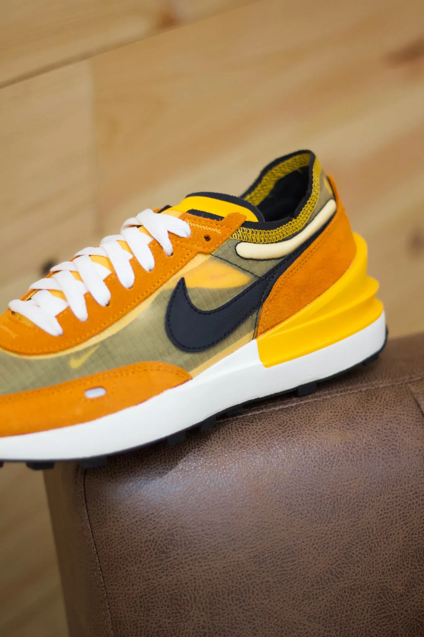 NIKE WAFFLE ONE SE "UNIVERSITY GOLD/BLK"